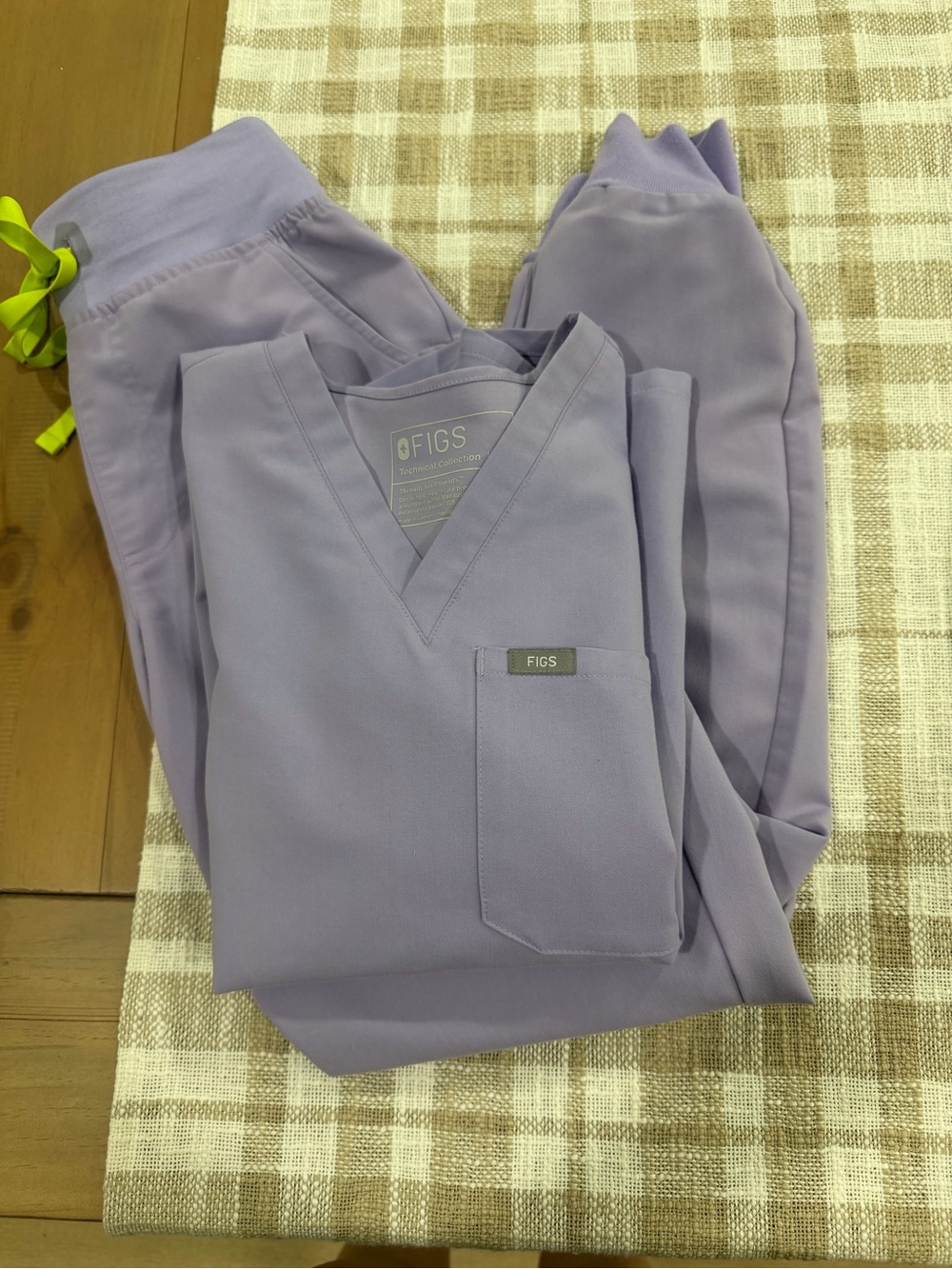 FIGS women’s scrubs